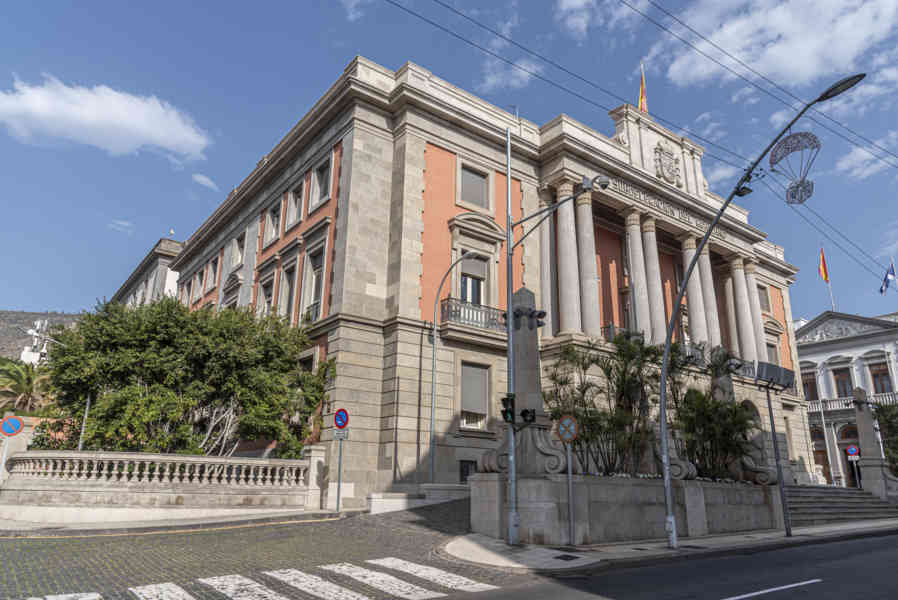 Tenerife 003 - Santa Cruz de Tenerife - edificio de la Subdelegación del Gobierno.jpg